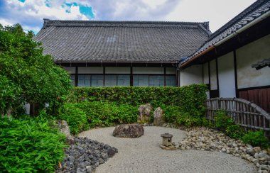 Büyük ağaçlar ile antik tapınak 