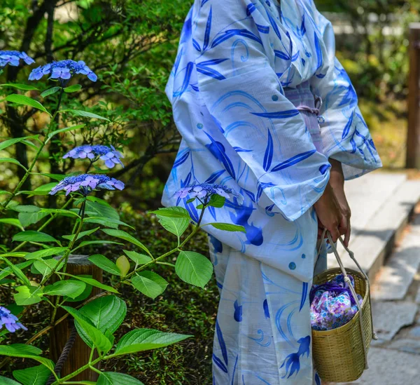 Egy nő viselt kimonó ruha — Stock Fotó