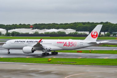 Havaalanındaki yolcu uçağı. 