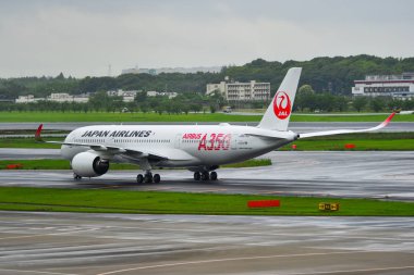 Havaalanındaki yolcu uçağı. 