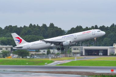 Havaalanındaki yolcu uçağı. 