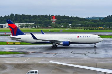 Havaalanındaki yolcu uçağı. 