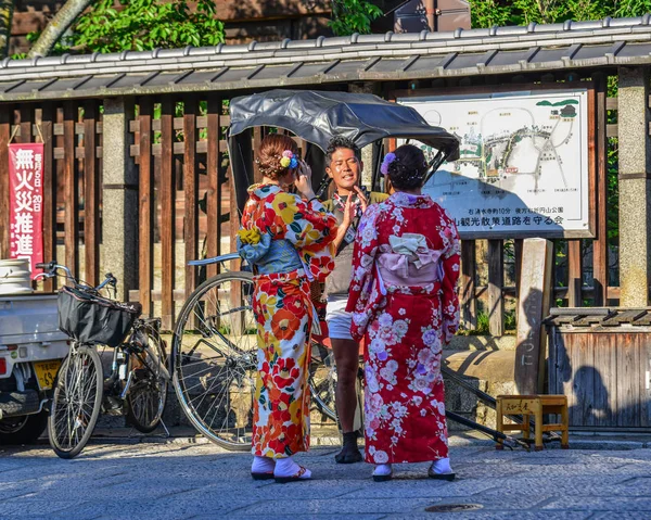 Ung flicka klädd i Japanska kimono — Stockfoto