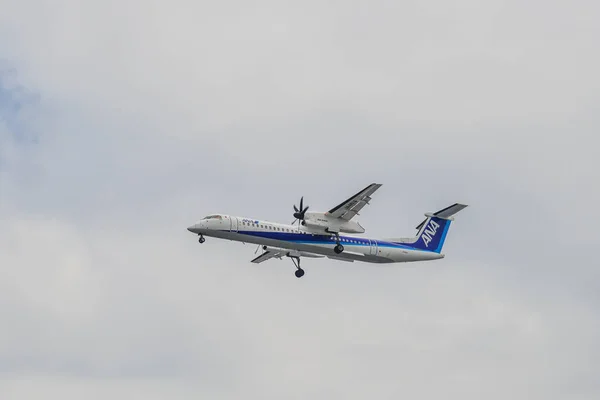 Passagiersvliegtuig landing op de luchthaven Itami — Stockfoto