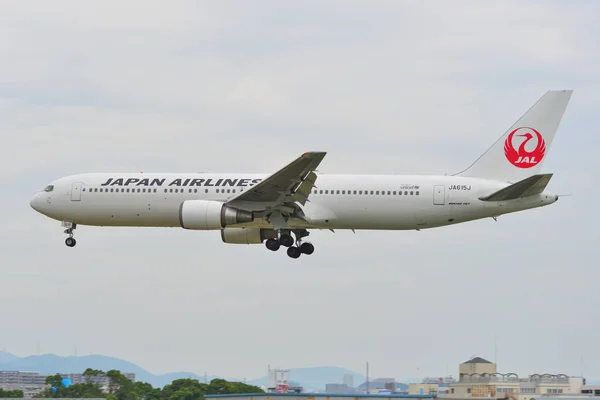 Avião de passageiros aterrissando no Aeroporto de Itami — Fotografia de Stock