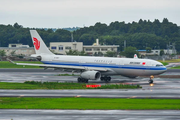Avión de pasajeros en el aeropuerto — Foto de Stock