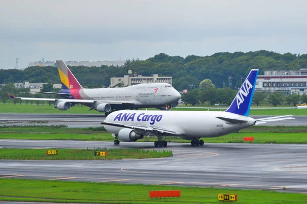 Avião de passageiros no aeroporto — Fotografia de Stock