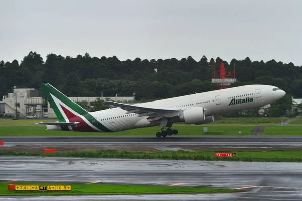 Avião de passageiros no aeroporto — Fotografia de Stock