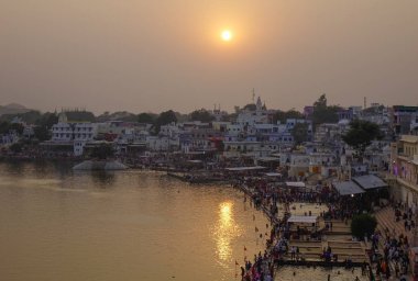 Pushkar gölü ve kasaba 