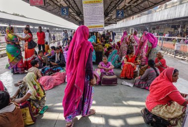 Tren istasyonunda bekleyen insanlar 