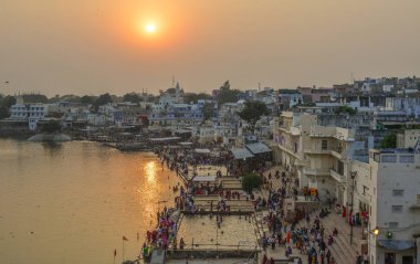 Pushkar gölü ve kasaba 