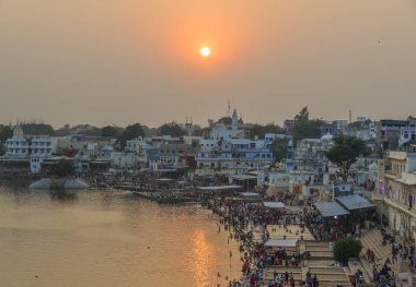 Pushkar gölü ve kasaba 