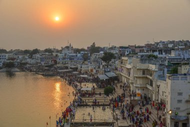 Pushkar gölü ve kasaba 