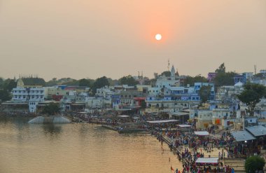 Pushkar gölü ve kasaba 