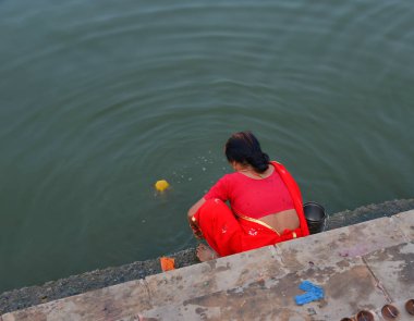 Nehir kıyısında dua eden Hintliler 