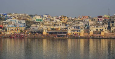 Pushkar gölü ve kasaba 