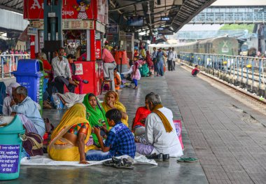 Tren istasyonunda bekleyen insanlar 
