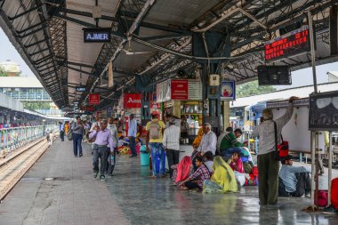 Tren istasyonunda bekleyen insanlar 