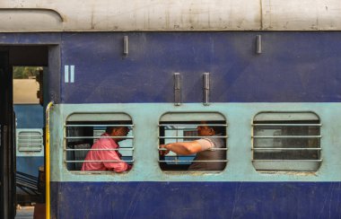 İstasyonda duran bir tren 