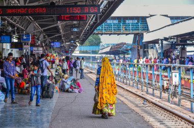 Tren istasyonunda bekleyen insanlar 
