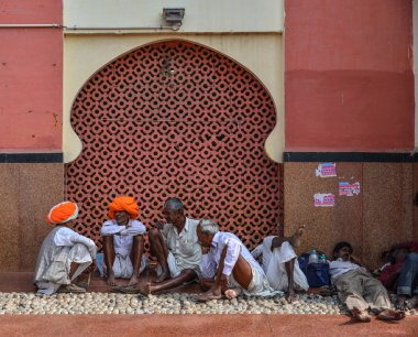 Tren istasyonunda bekleyen insanlar 