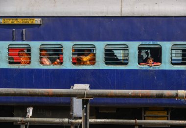 İstasyonda duran bir tren 