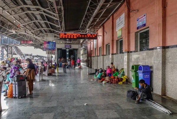 Gente esperando en la estación de tren — Foto de Stock