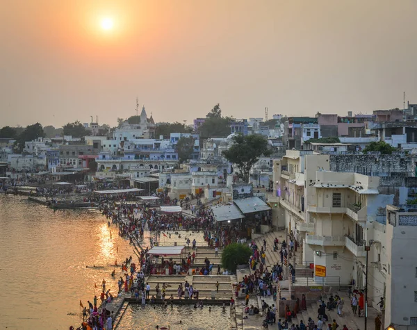 Pushkar lake and the town — Stock Photo, Image