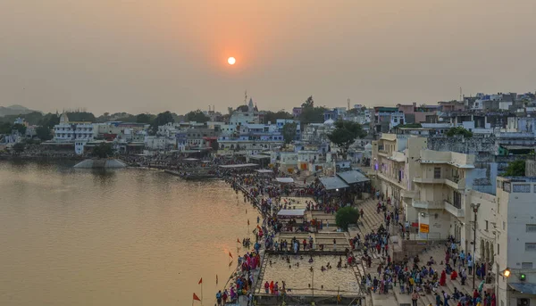 Lac de Pushkar et la ville — Photo