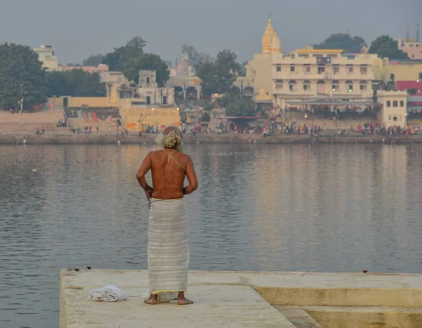 Indyjski ludzie modląc się na Riverbank — Zdjęcie stockowe