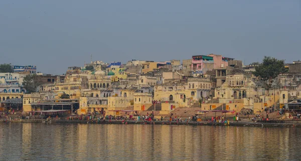 Pushkar lake and the town — Stock Photo, Image