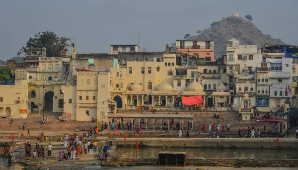 Pushkar lake and the town — Stock Photo, Image