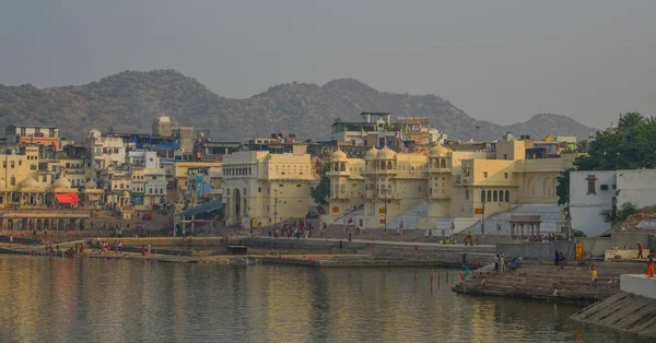 Pushkar lake and the town — Stock Photo, Image