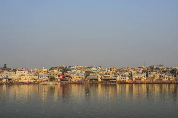 Pushkar lake and the town — Stock Photo, Image