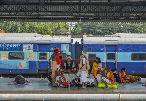 Personer som väntar på järnvägsstationen — Stockfoto