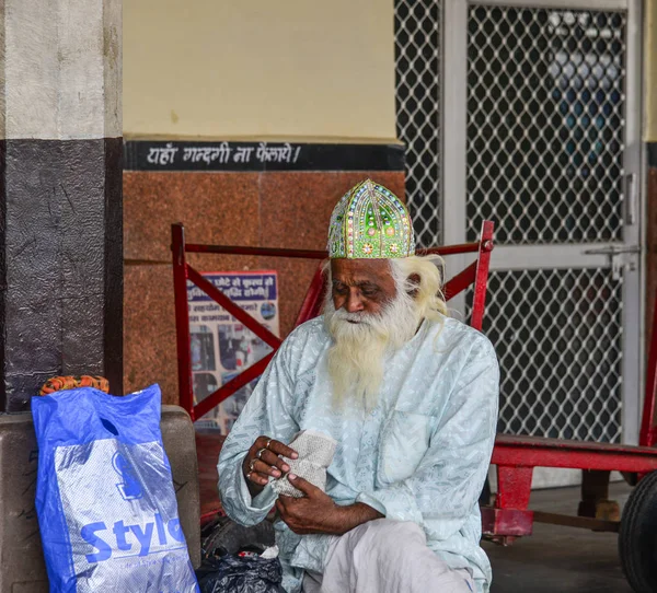 People waiting at railway station — Stock Photo, Image