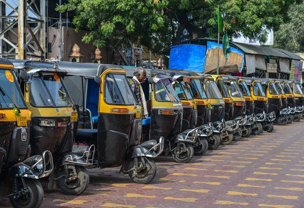 Tuk tuk táxis esperando na praça principal — Fotografia de Stock