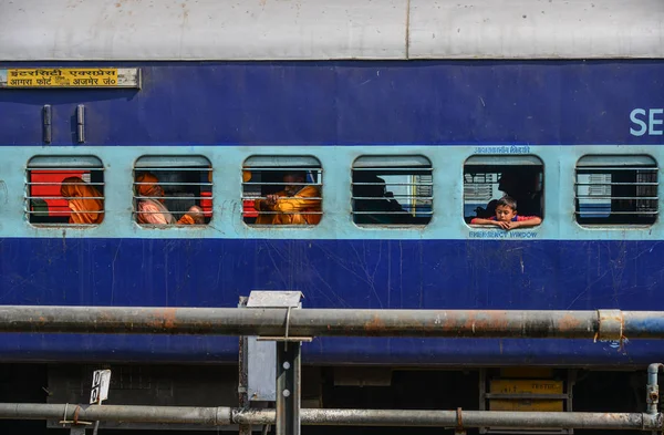 Un tren que para en la estación — Foto de Stock