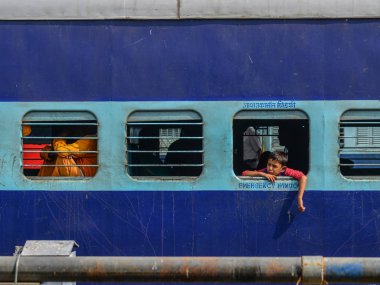 İstasyonda duran bir tren 