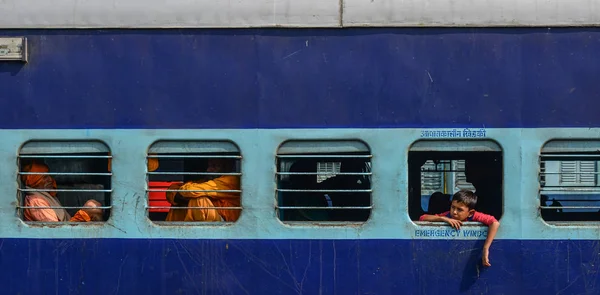 Een trein stopt bij station — Stockfoto