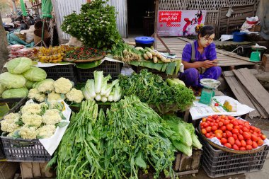 Sokakta sebze satmak