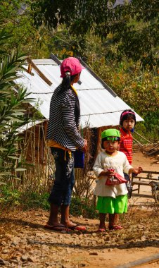Tren istasyonunda atıştırmalık satan çocuklar 