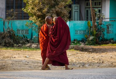 Sokakta yürüyen Budist rahip