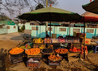 Yangon, Myanmar sokakta meyve satışı