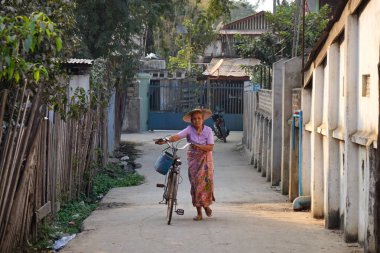 Hsipaw sokakta bisikletli bir kadın