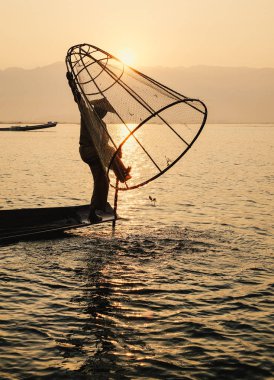 Inle Gölü'nde balık yakalayan adam (Shan State)