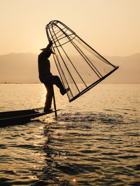 Inle Gölü'nde balık yakalayan adam (Shan State)