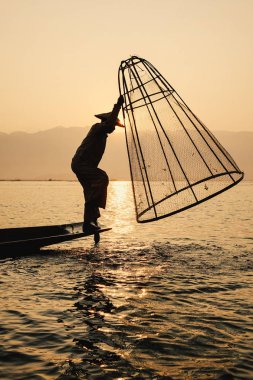 Inle Gölü'nde balık yakalayan adam (Shan State)