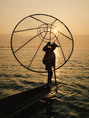 Inle Gölü'nde balık yakalayan adam (Shan State)