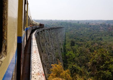 Ünlü viyadük Goteik geçen tren